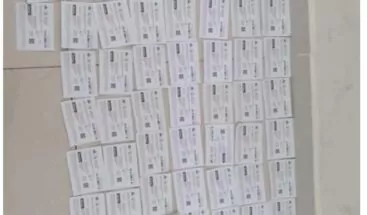 Policía apresa tres y les ocupan casi 200 marbetes para vehículos, falsificados