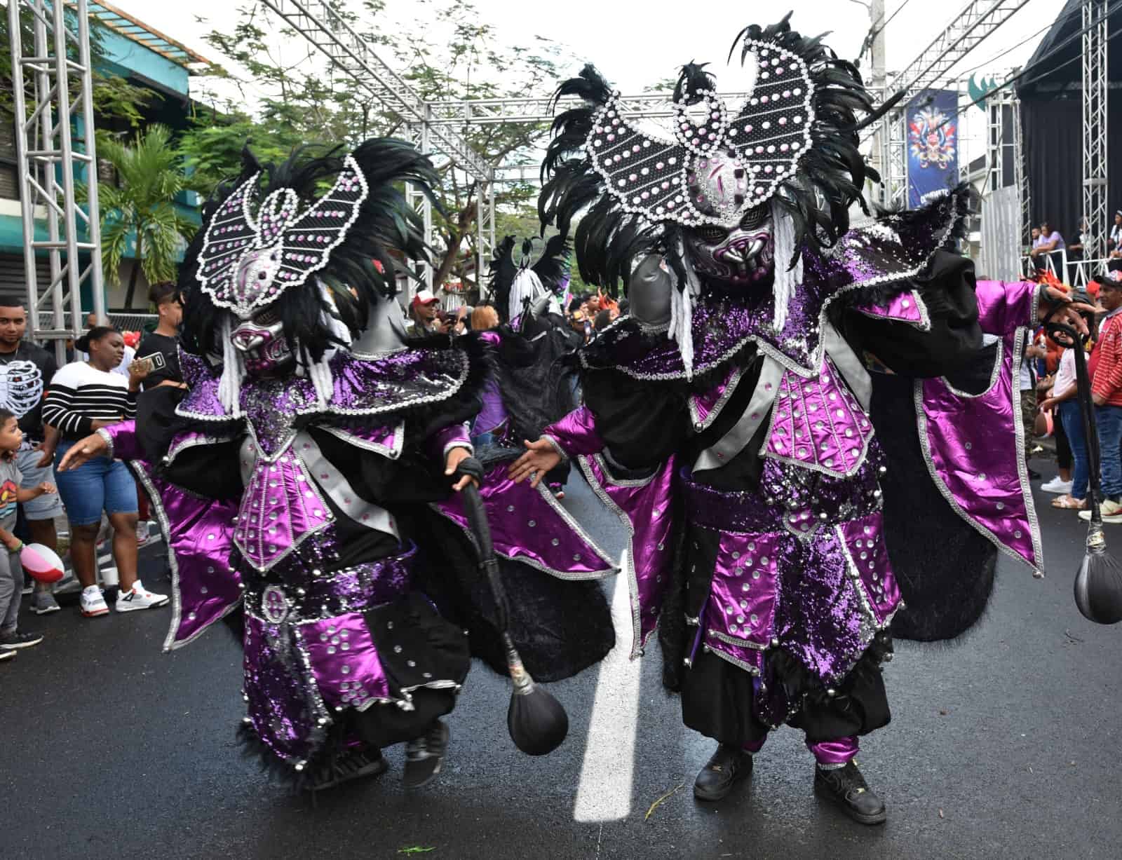 7dias.com.do :: Cientos de personas en cierre de carnaval de La Vega y  Santiago; un amplio cintillo de seguridad rodeó el área carnavalesca