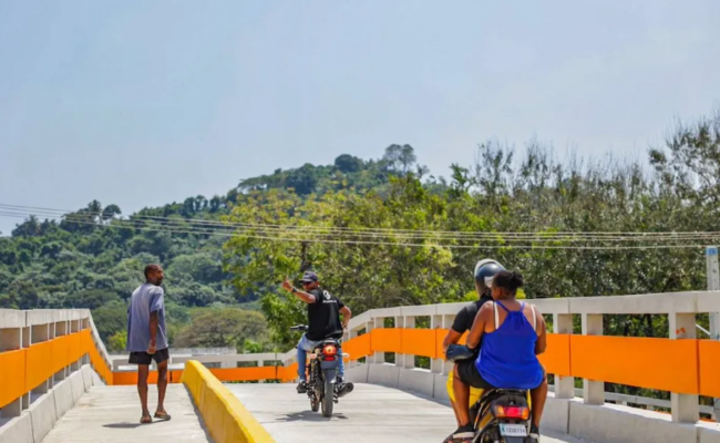 Consisten en un puente, un paso peatonal y asfaltado de calles en la zona industrial de Haina, entre otras.