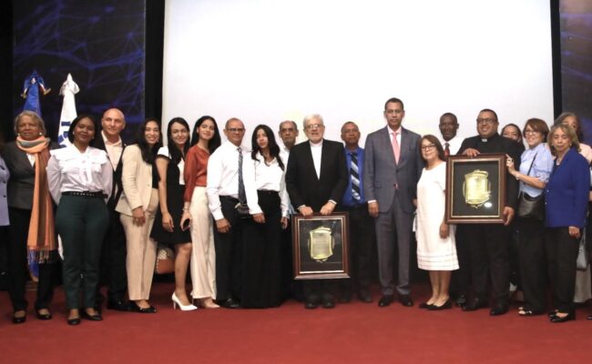 INDOTEL reconoce a Radio Santa María y a las Escuelas Radiofónicas Santa María