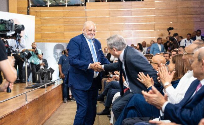 Roberto Fulcar pone en circulación su libro “Mi compromiso con la educación”