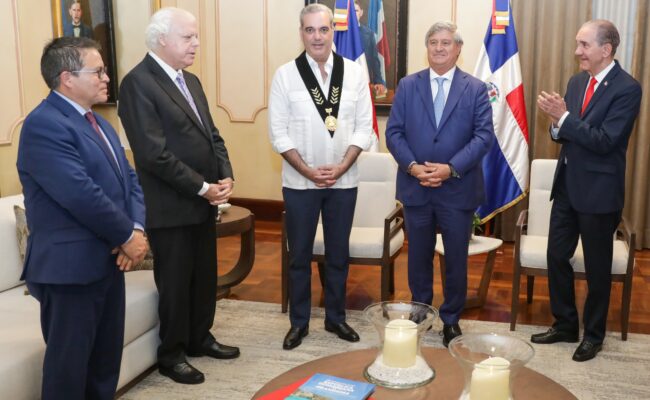 Medalla Valores Democráticos Abinader