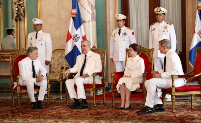 Enrique Antonio Valdez Aguiar de la Soberana y Militar Orden de Malta junto al presidente Luis Abinader y la vicepresidenta Raquel Peña.