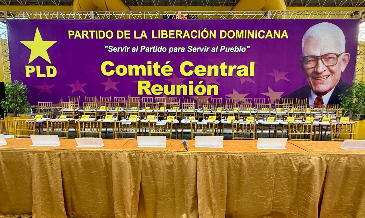 Escenario listo para reunión del Comité Central del PLD bajo la consigna “Unidos por el País”