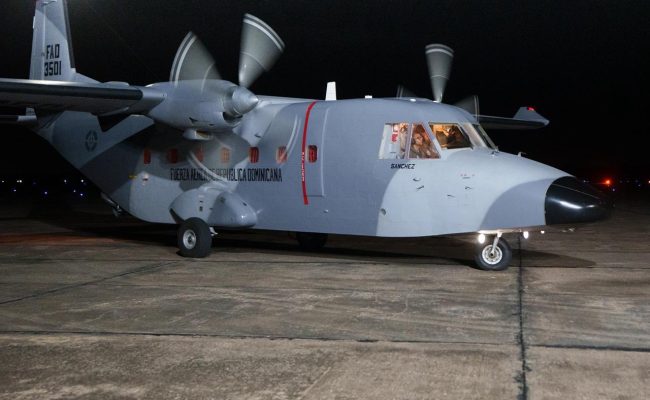 Avión militar dominicano en pista nocturna