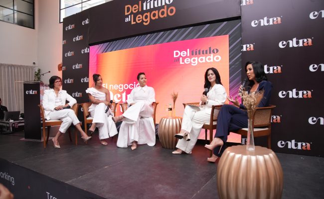 Panel femenino en evento empresarial en escenario