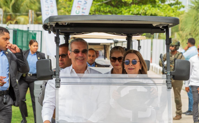 Pareja en carrito de golf con seguridad