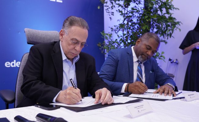 Ejecutivos firmando acuerdo en acto oficial