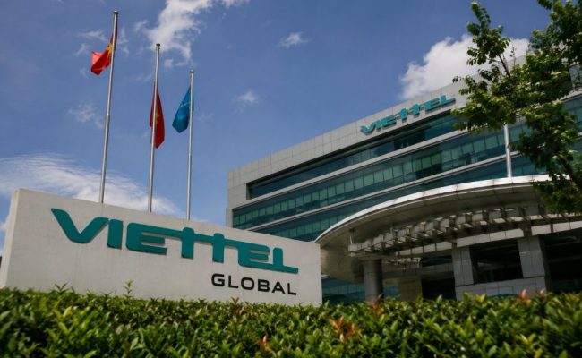 Edificio corporativo de Viettel Global con banderas