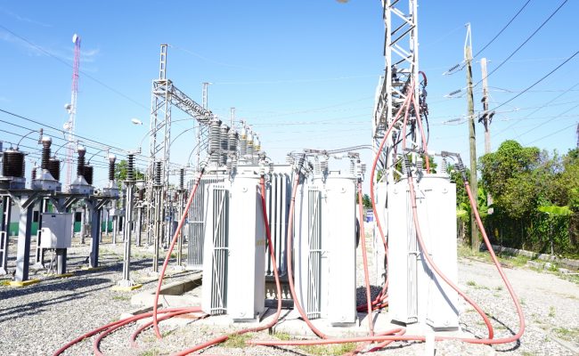 Subestación eléctrica con transformadores y cables de alta tensión