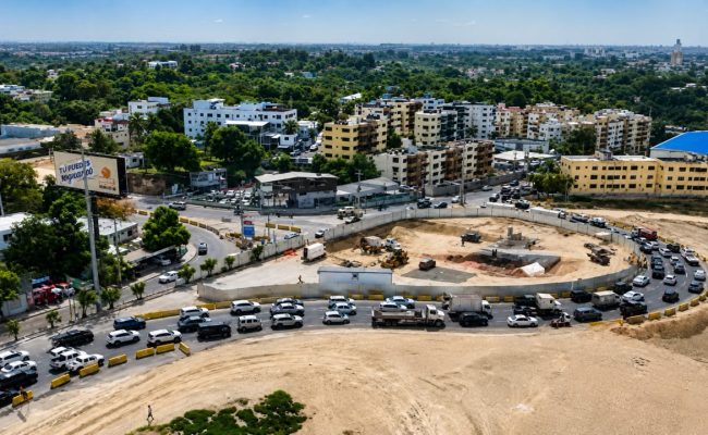 Vista aérea de rotonda en construcción urbana