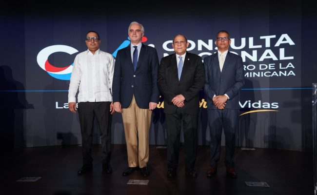Cuatro hombres en evento Consulta Nacional República Dominicana