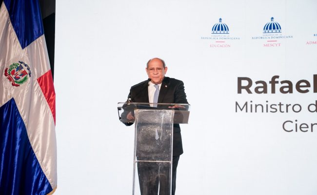 Funcionario dominicano hablando en podio oficial