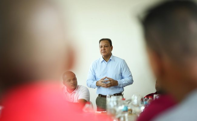 Hombre hablando en reunión empresarial