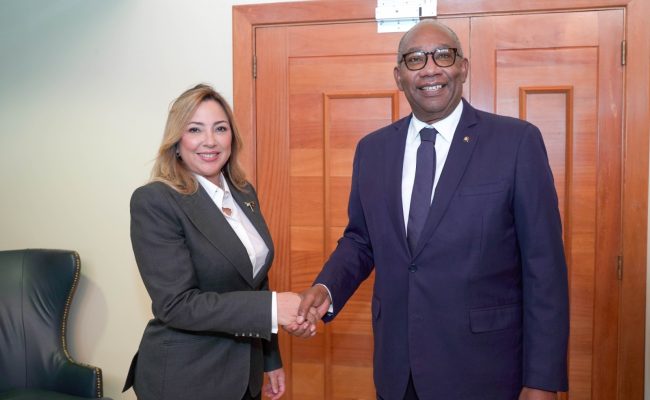 Dos funcionarios estrechan manos en oficina