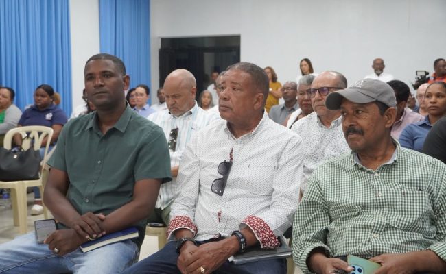Hombres sentados en reunión comunitaria en salón