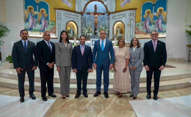 Grupo de autoridades posando en iglesia