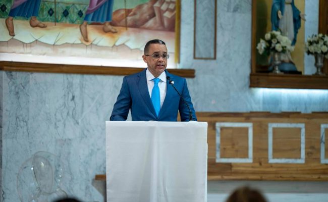 Hombre en traje azul hablando en iglesia