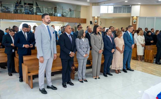 Funcionarios de pie durante acto en iglesia
