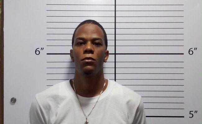 Hombre en ficha policial en República Dominicana
