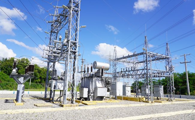 Subestación eléctrica con transformadores y torres metálicas