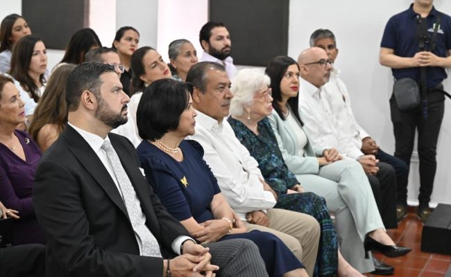 Personas vestidas formalmente en evento institucional