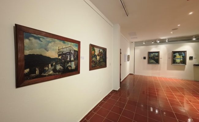 Galería de arte con pinturas en paredes blancas