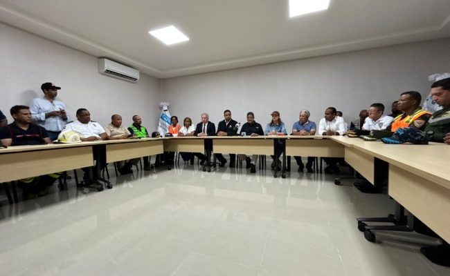Reunión de autoridades en sala de conferencias