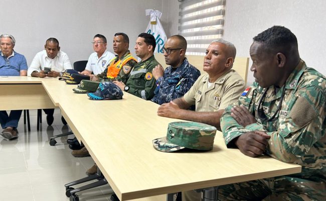 Autoridades militares y policiales en reunión oficial