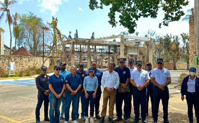 Grupo de autoridades frente a estructura dañada