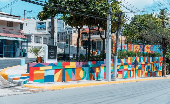 Mural geométrico colorido en esquina urbana