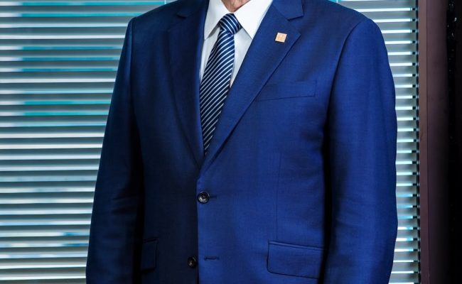 Hombre mayor con traje azul y corbata