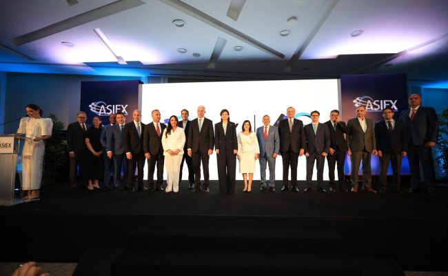Directivos posan en evento corporativo de ASIEX