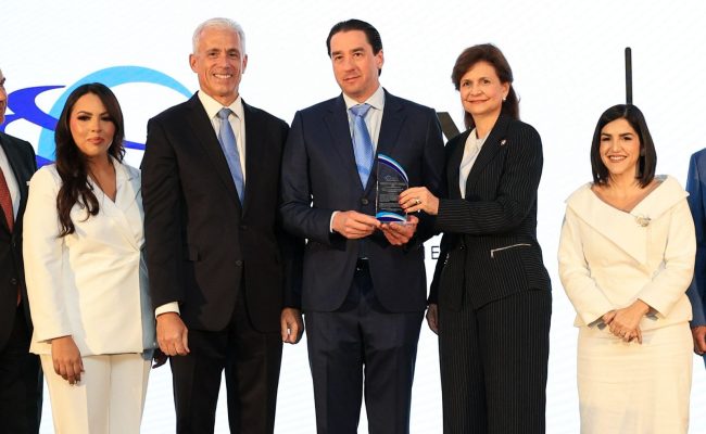 Entrega de premio en evento corporativo formal