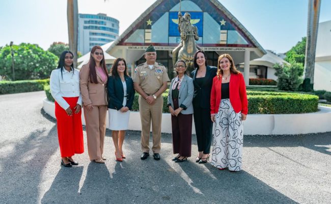 Grupo de profesionales frente a estatua ecuestre