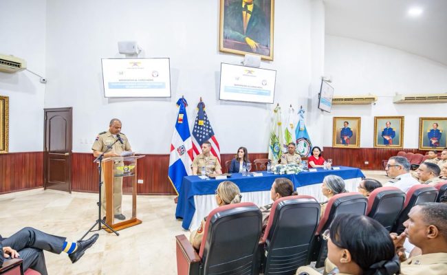 Acto militar con oficiales y banderas oficiales