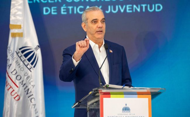 Funcionario hablando en congreso de ética juvenil