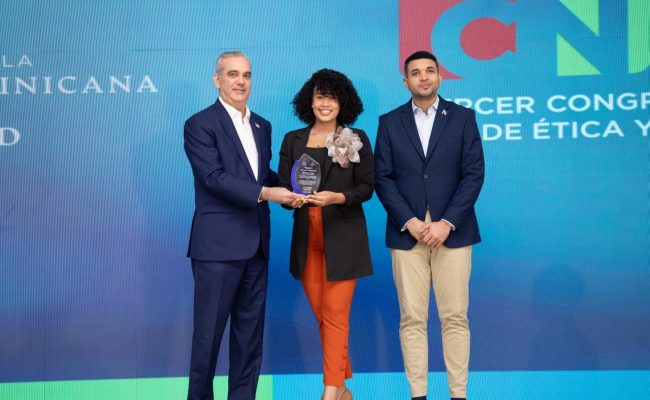 Entrega de reconocimiento en congreso de ética