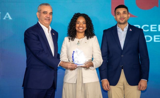 Entrega de reconocimiento en evento institucional