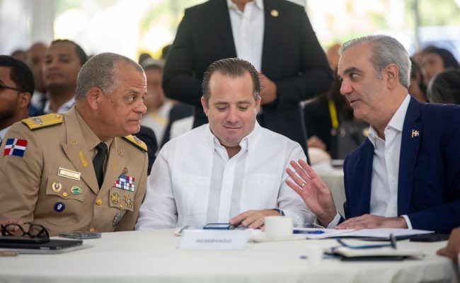 Funcionarios reunidos conversando en mesa de trabajo