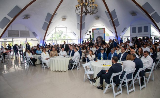 Evento oficial con autoridades en salón amplio