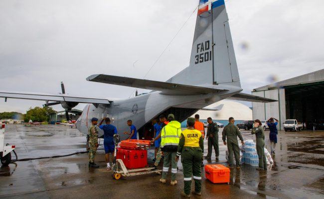 Militares descargan ayuda de avión FAD en pista