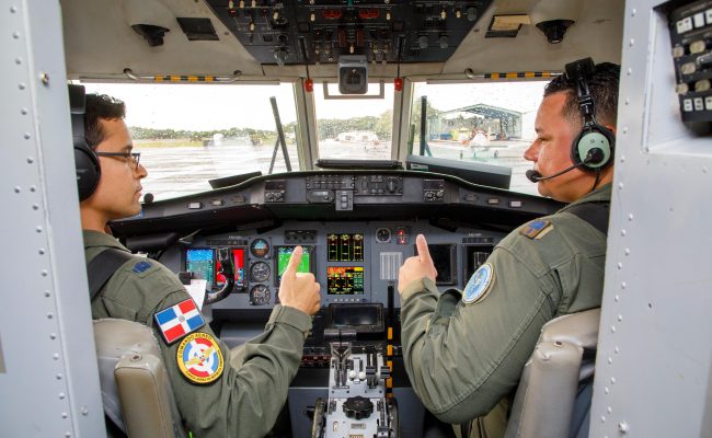 Pilotos militares dominicanos en cabina de avión