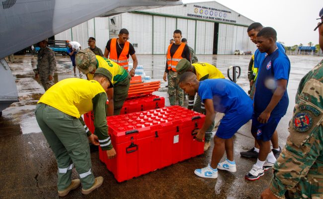 Militares descargan suministros en base aérea dominicana