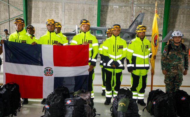 Equipo de rescate dominicano con bandera nacional