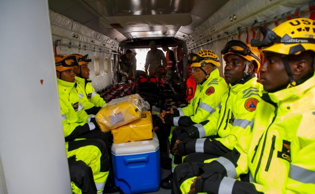Rescatistas con equipo dentro de helicóptero de emergencia