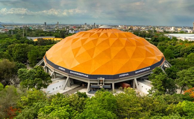 Arena Banreservas con cúpula naranja en Santo Domingo