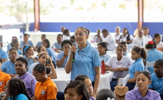 Estudiante hablando con micrófono en actividad escolar