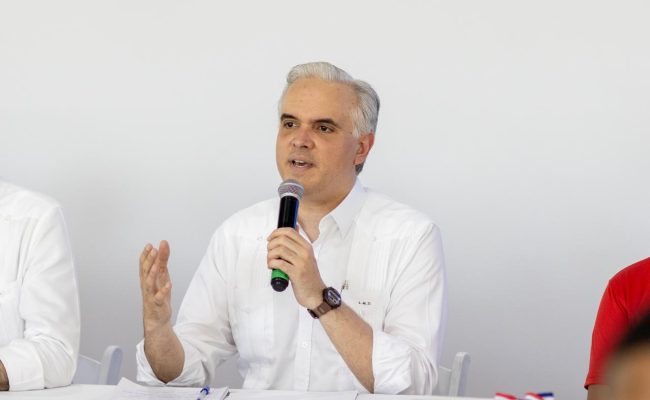 Hombre hablando con micrófono en conferencia