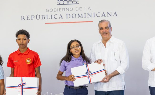 Entrega de reconocimientos a estudiantes por el gobierno dominicano